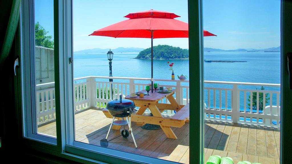 Blue & White Pension Namhae Exteriör bild