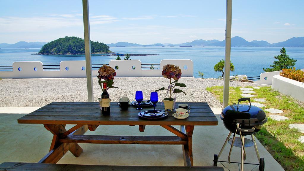 Blue & White Pension Namhae Exteriör bild