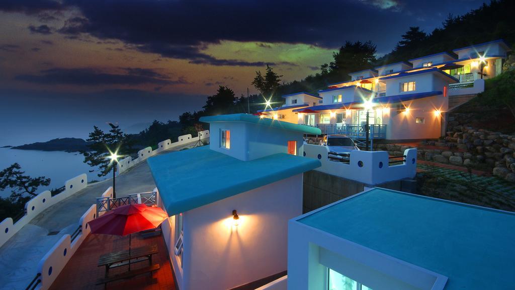 Blue & White Pension Namhae Exteriör bild