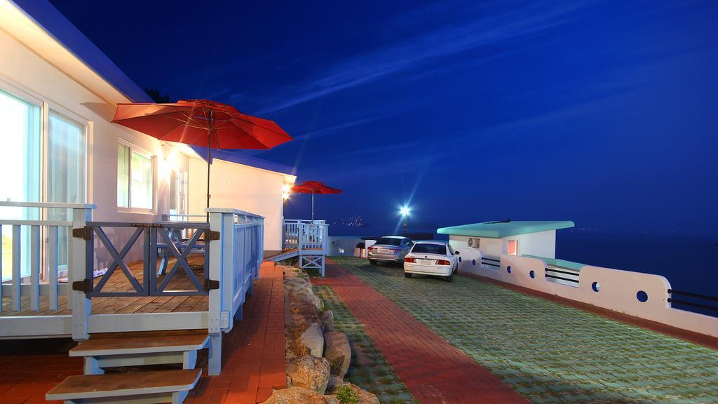 Blue & White Pension Namhae Exteriör bild