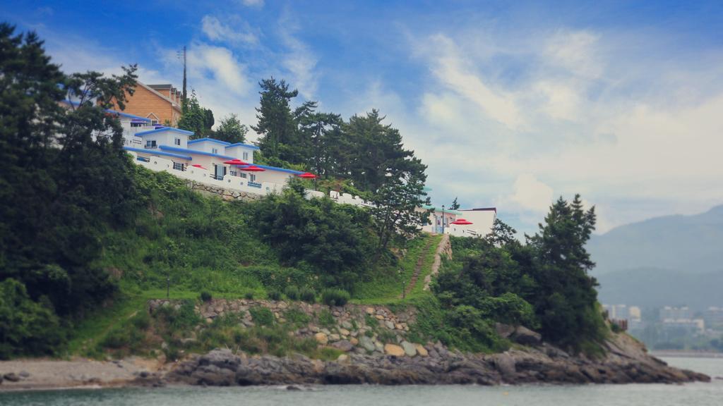 Blue & White Pension Namhae Exteriör bild
