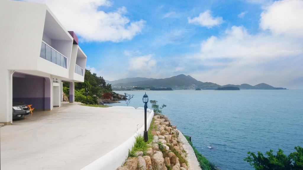 Blue & White Pension Namhae Exteriör bild